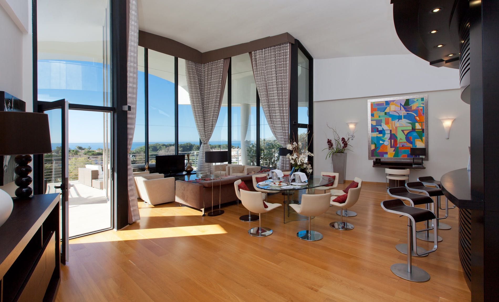 Presidential Suite | Living room | 43-inch LED TV with digital channels, TV