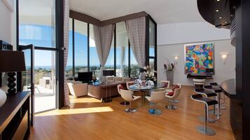 Presidential Suite | Living room | 43-inch LED TV with digital channels, TV