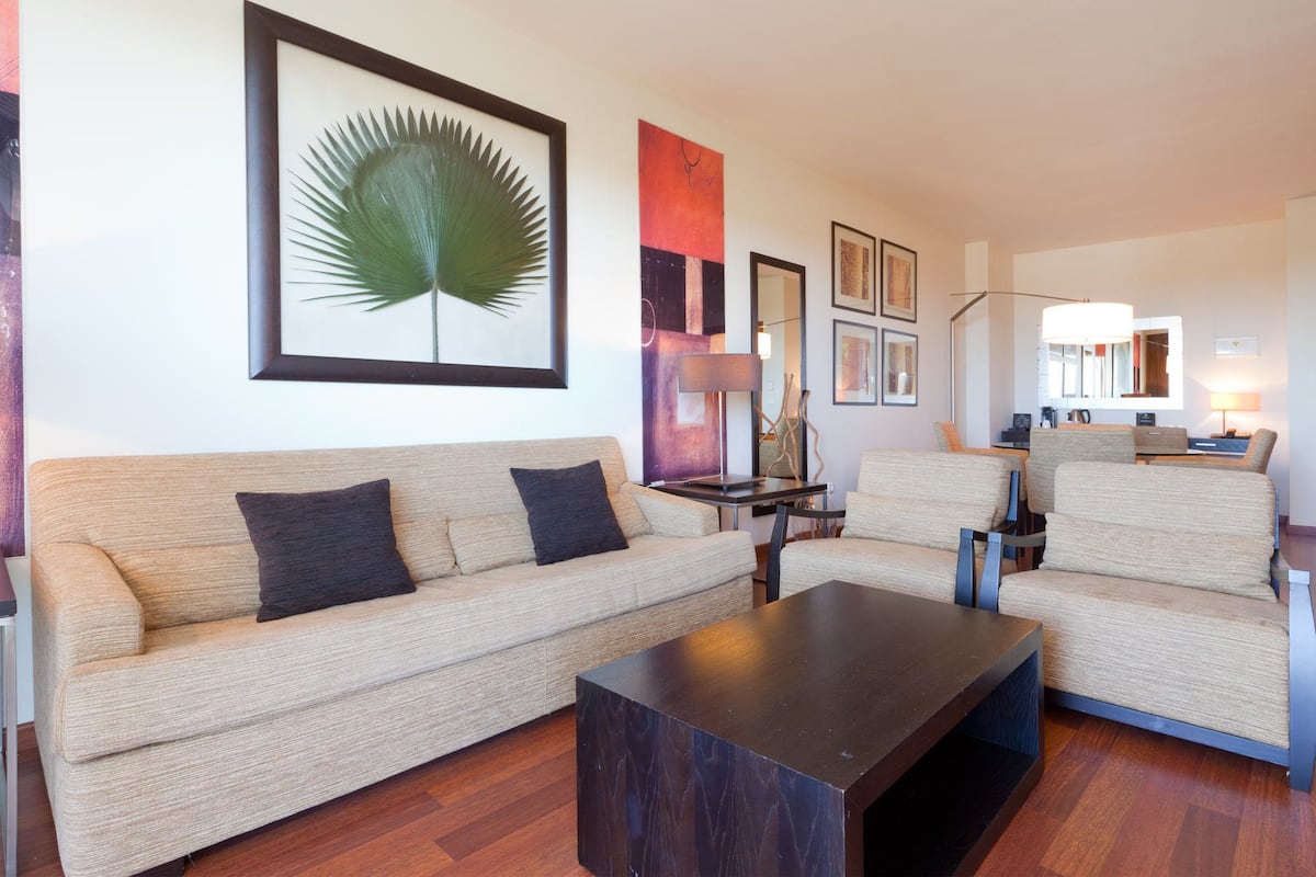 Suite (living room) | Living room | 43-inch LED TV with digital channels, TV