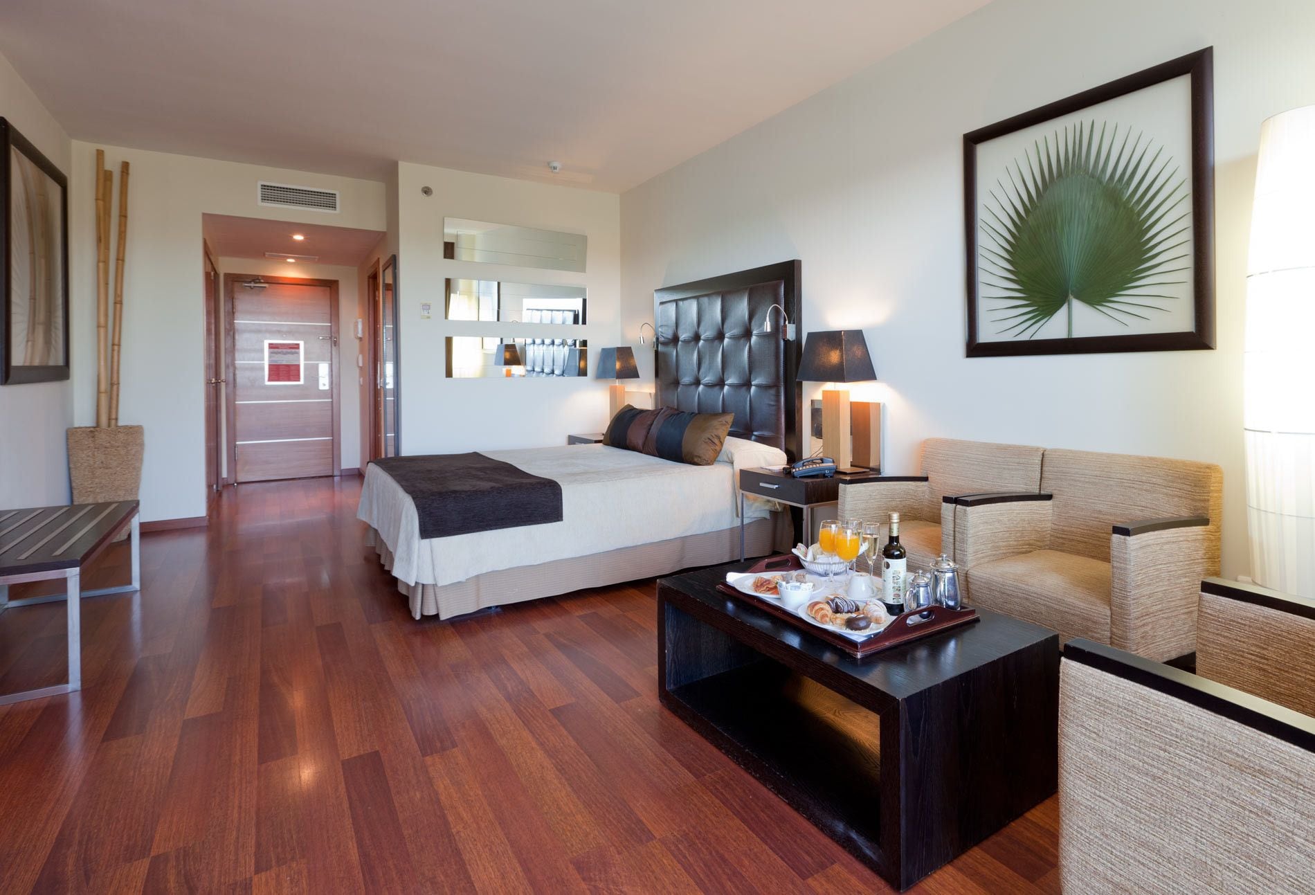 Ein Hotelzimmer mit einem Bett, einem Sofa und einem Couchtisch.