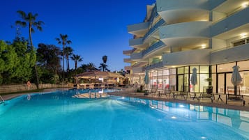 2 piscinas al aire libre, sombrillas, tumbonas