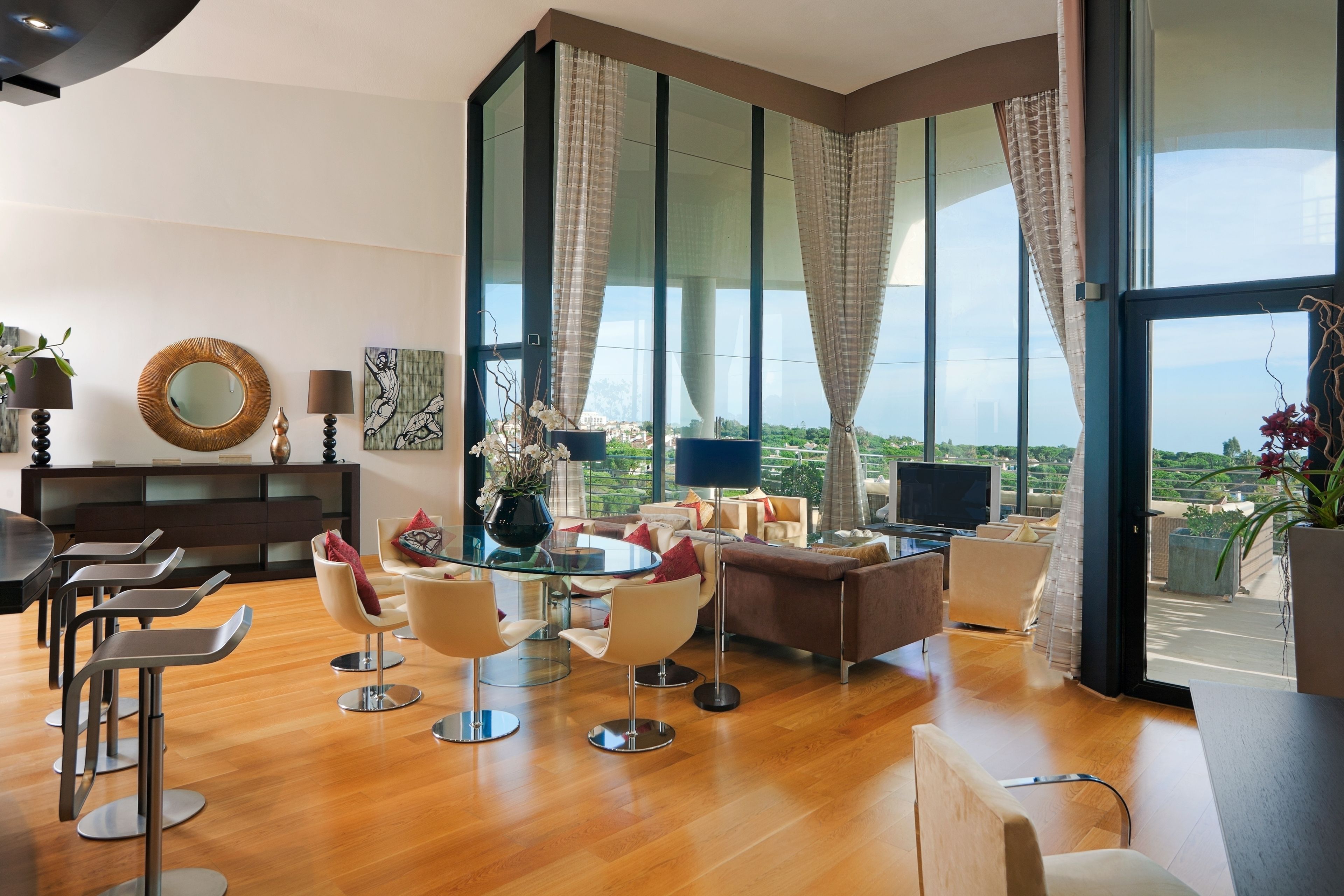 Suite presidencial | Área de sala de estar | Televisión LED de 43 pulgadas con canales digitales y televisión 