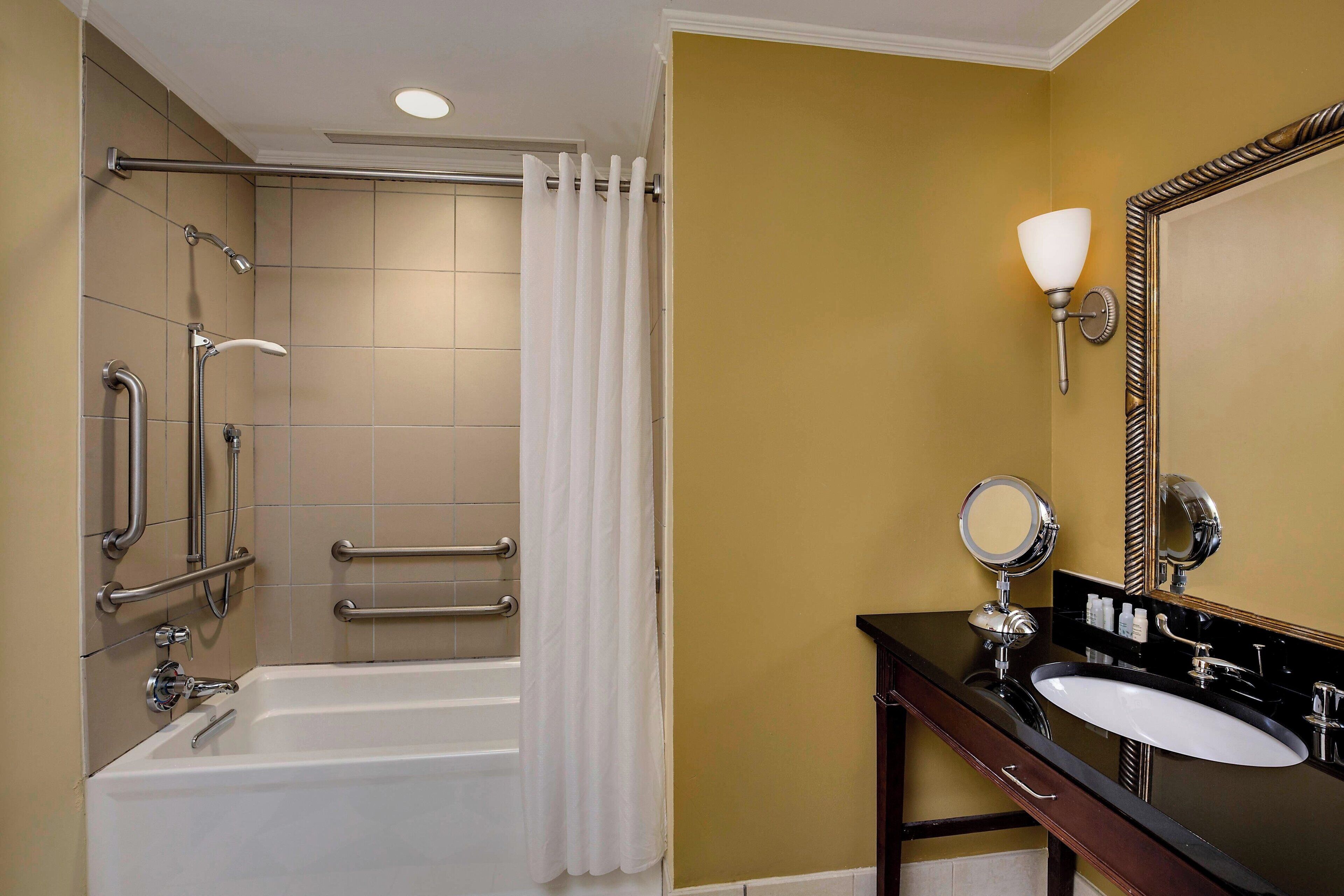 Badkar och dusch, gratis toalettartiklar, hårtork och handdukar