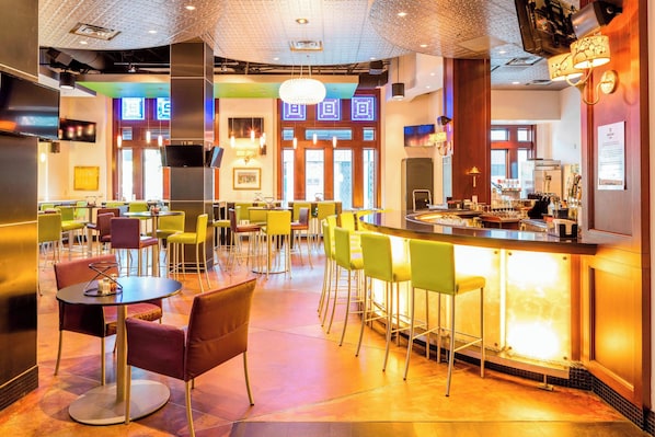3 restaurants, breakfast, lunch, dinner served; Italian cuisine