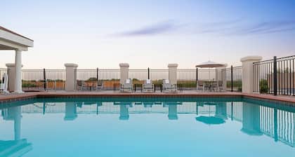 Holiday Inn Express & Suites Shawnee by IHG