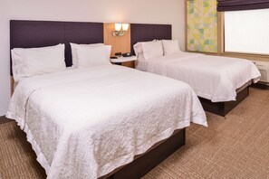 Chambre Standard, 2 grands lits | Rideaux d’obscurcissement, fer et planche à repasser