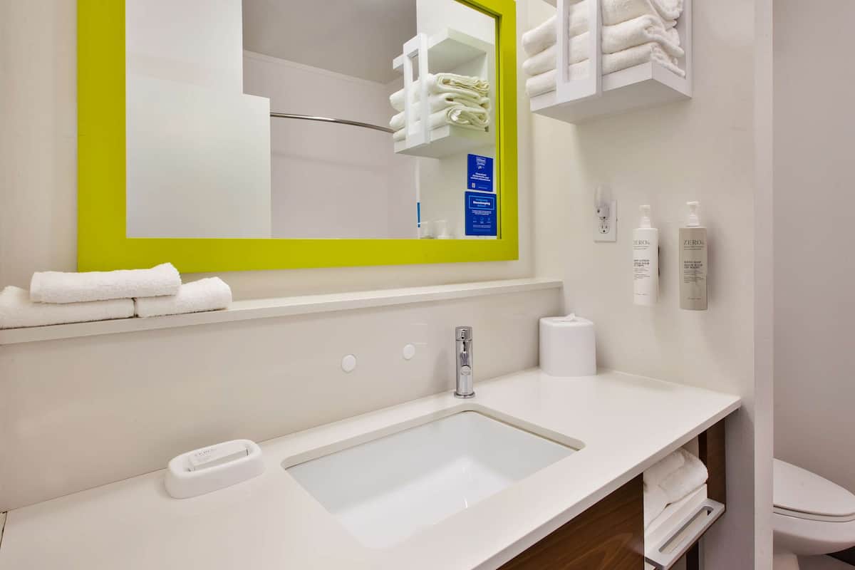 room, 1 king bed, non smoking | bathroom | hair dryer, bathrobes, towels