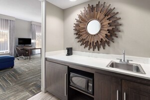 Studio suite two queens sofabed | Desk, blackout drapes, iron/ironing board, free WiFi