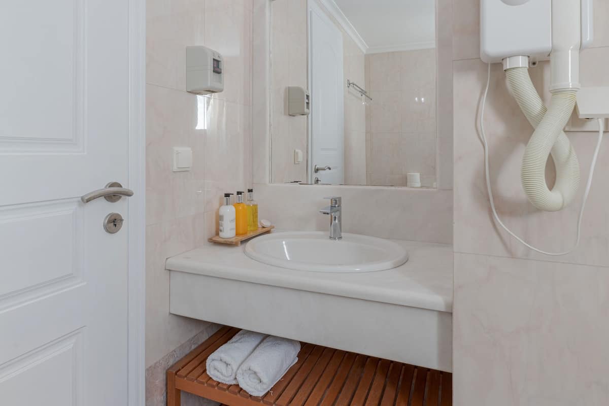 deluxe room, sea view | bathroom | hair dryer, towels