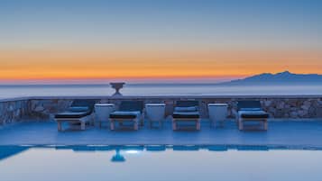 Innenpool, Außenpool, Sonnenschirme, Liegestühle