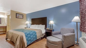 Standard Room, 1 King Bed, Non Smoking | Premium bedding, desk, soundproofing, iron/ironing board