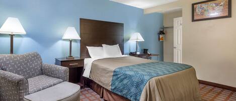 Ylelliset vuodevaatteet, työpöytä, äänieristys, silitysrauta/-lauta