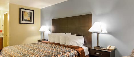 Standard Room, 1 King Bed, Non Smoking | Premium bedding, desk, soundproofing, iron/ironing board