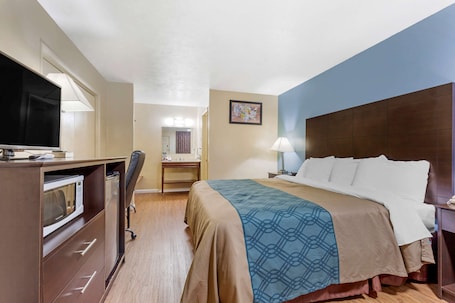 Standard Room, 1 King Bed, Non Smoking | Premium bedding, desk, soundproofing, iron/ironing board