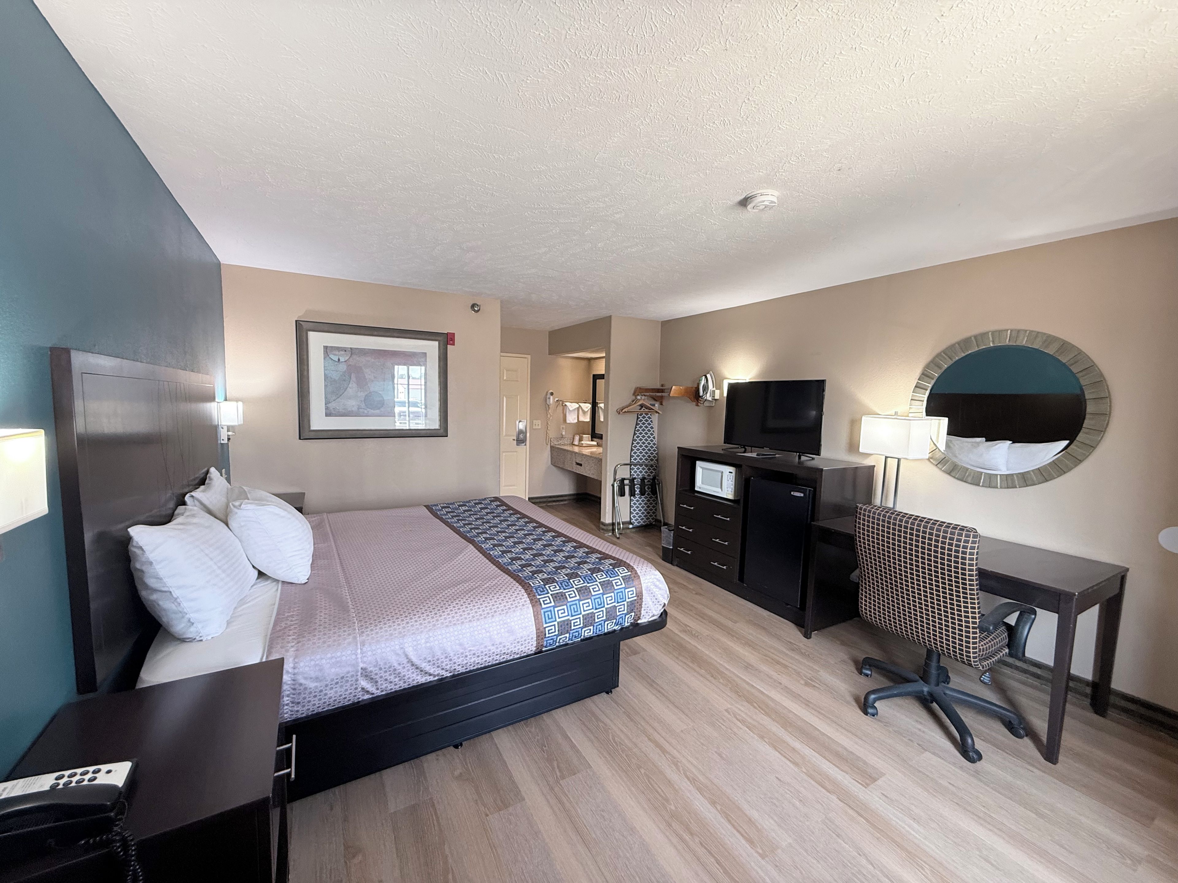 Deluxe Single Room, 1 King Bed | Desk, laptop workspace, blackout drapes, iron/ironing board