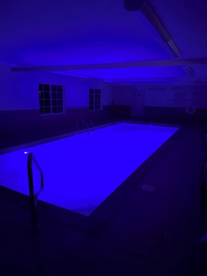 Indoor pool, pool loungers - Victorian Inn Beatrice (Beatrice)