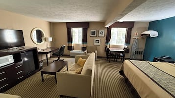 华丽开间套房, 1 张特大床 | 办公桌、笔记本电脑工作区、遮光窗帘、熨斗/熨衣板