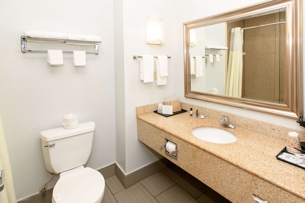 Comfort Room, 1 Bedroom | Bathroom | Combined shower/tub, free toiletries, hair dryer, towels