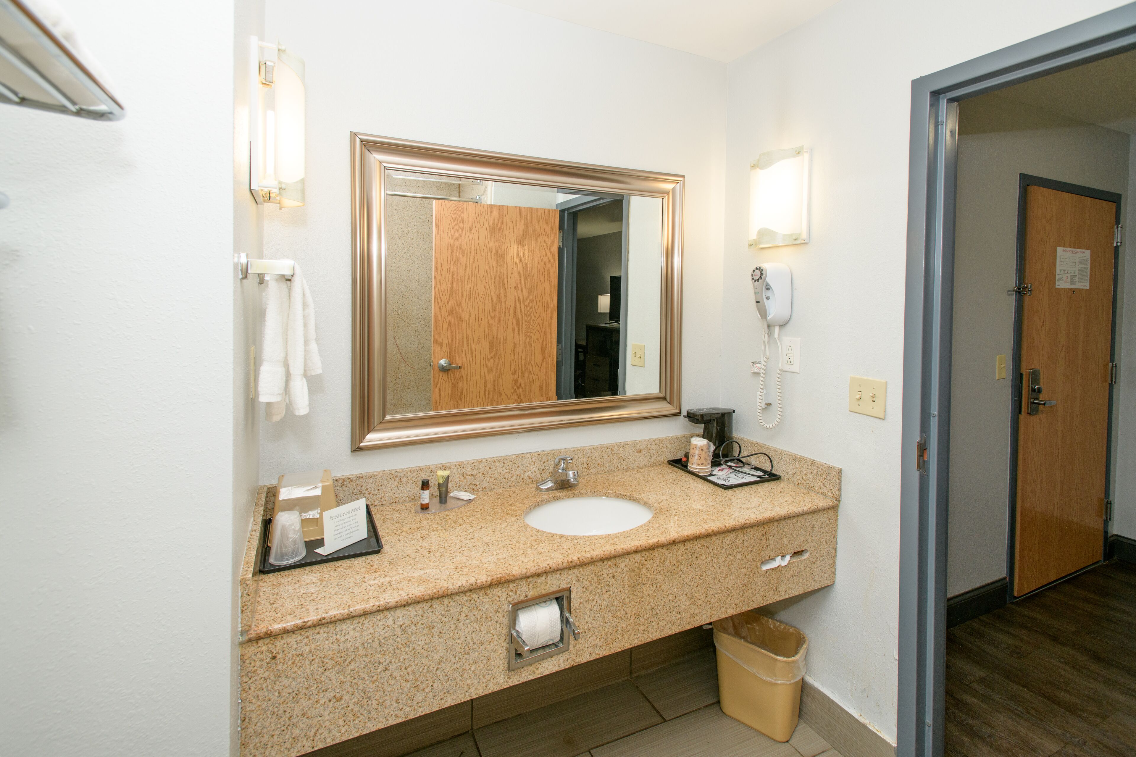 comfort room, 1 bedroom | bathroom | combined shower/bathtub, free toiletries, hair dryer, towels
