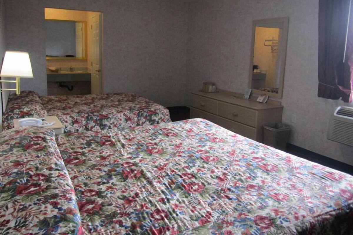 Economy-huone, 2 keskisuurta parisänkyä