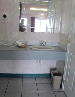 Suihku, hiustenkuivaaja, pyyhkeet