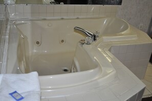 Basic Room, 1 King Bed, Jetted Tub | Jetted tub