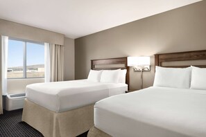 Escritorio, cortinas opacas, tabla de planchar con plancha