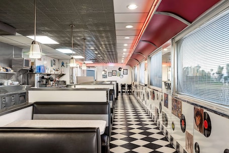 Se sirven desayunos, almuerzos y cenas; cocina americana