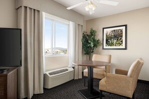 디럭스룸, 킹사이즈침대 1개, 금연 | 책상, 암막 커튼, 다리미/다리미판, 무료 유아용 침대