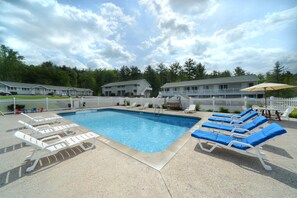 Outdoor pool - Studio Motel (Lake George)