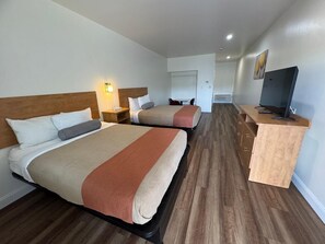 Deluxe Room | Premium bedding, individually furnished, desk, free WiFi - Studio Motel (Lake George)