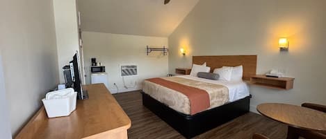 Single King room | Premium bedding, individually furnished, desk, free WiFi