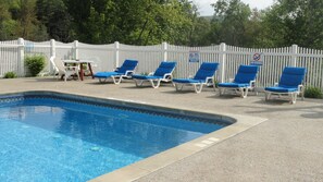 Outdoor pool - Studio Motel (Lake George)