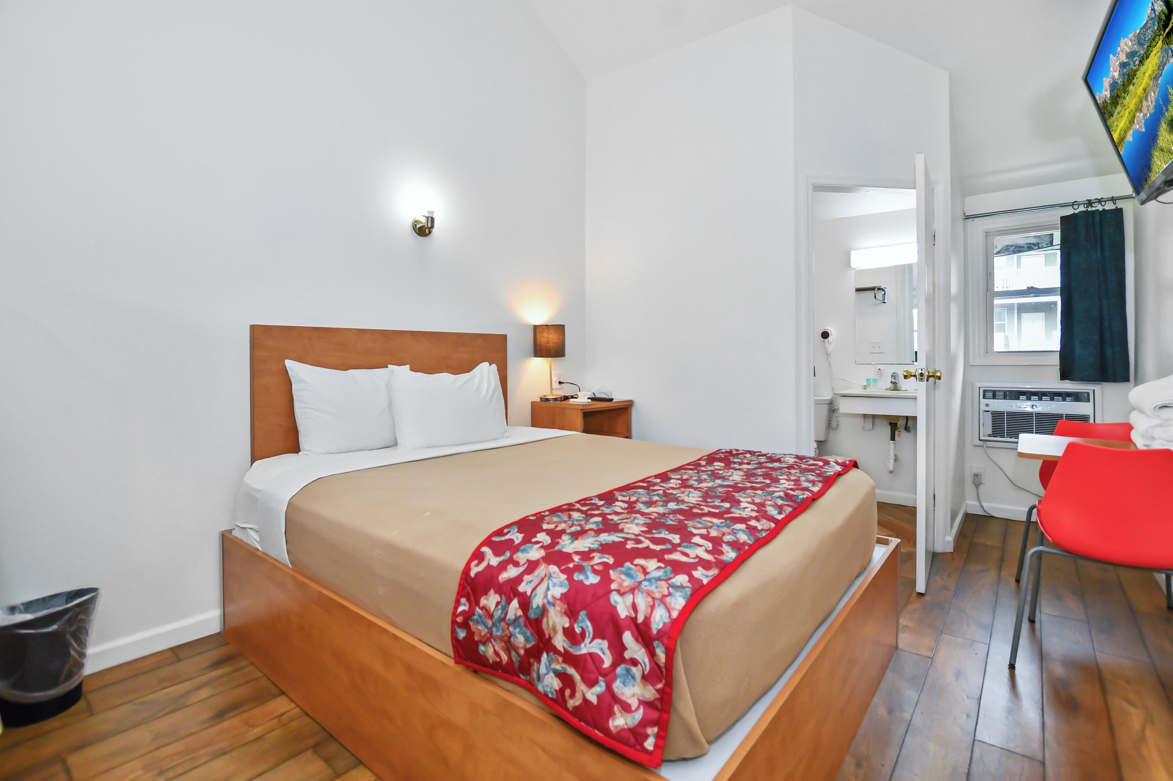Single Queen room | Ropa de cama de alta calidad, mobiliario individual, escritorio