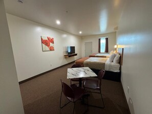 Deluxe Room | Premium bedding, individually furnished, desk, free WiFi - Studio Motel (Lake George)