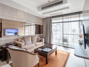 特级套房, 1 张特大床, 阳台 (Living Room) | 1 多间卧室、客房内保险箱、办公桌、隔音