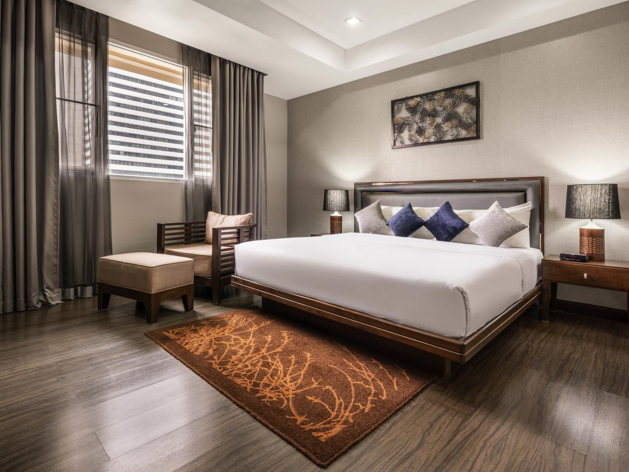 Executive Suite, 1 King Bed, Balcony | 1 bedroom, in-room safe, desk, soundproofing
