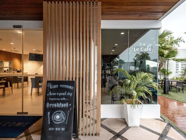 Daily full breakfast (THB 294.25 per person) - Grand Mercure Bangkok Asoke Residence (Bangkok)