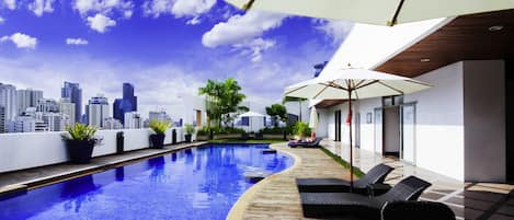 Piscine extérieure, chaises longues