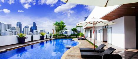 Piscine extérieure, accÚs possible de 6 h à 22 h, chaises longues