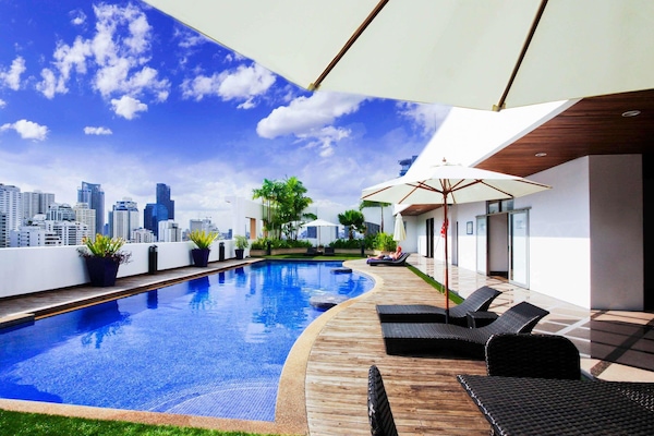 Piscine extérieure, chaises longues