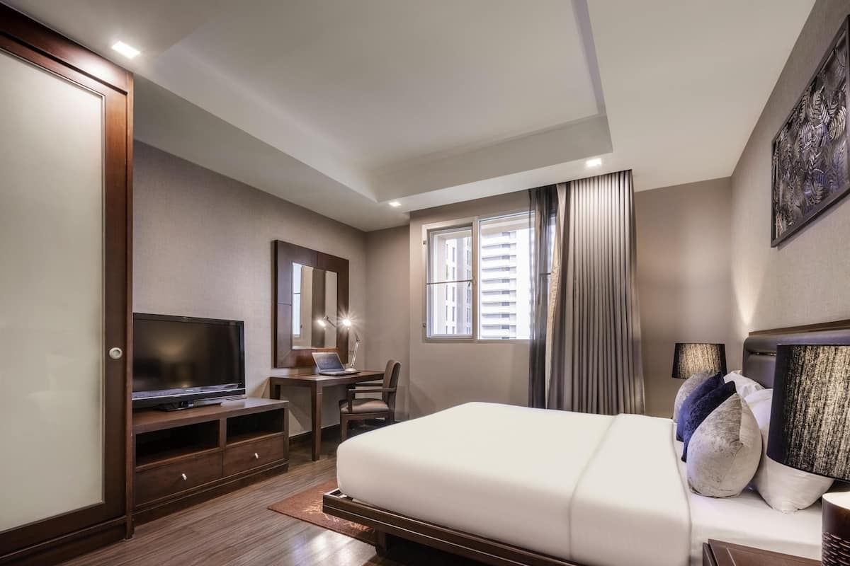 Grand Suite, 1 King Bed, Balcony (Living Room)