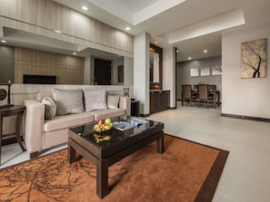 ห้องเอ็กเซกคิวทีฟสวีท, เตียงคิงไซส์ 1 เตียง, ระเบียง | 1 ห้องนอน, ตู้นิรภัยในห้องพัก, โต๊ะทำงาน, ห้องเก็บเสียง
