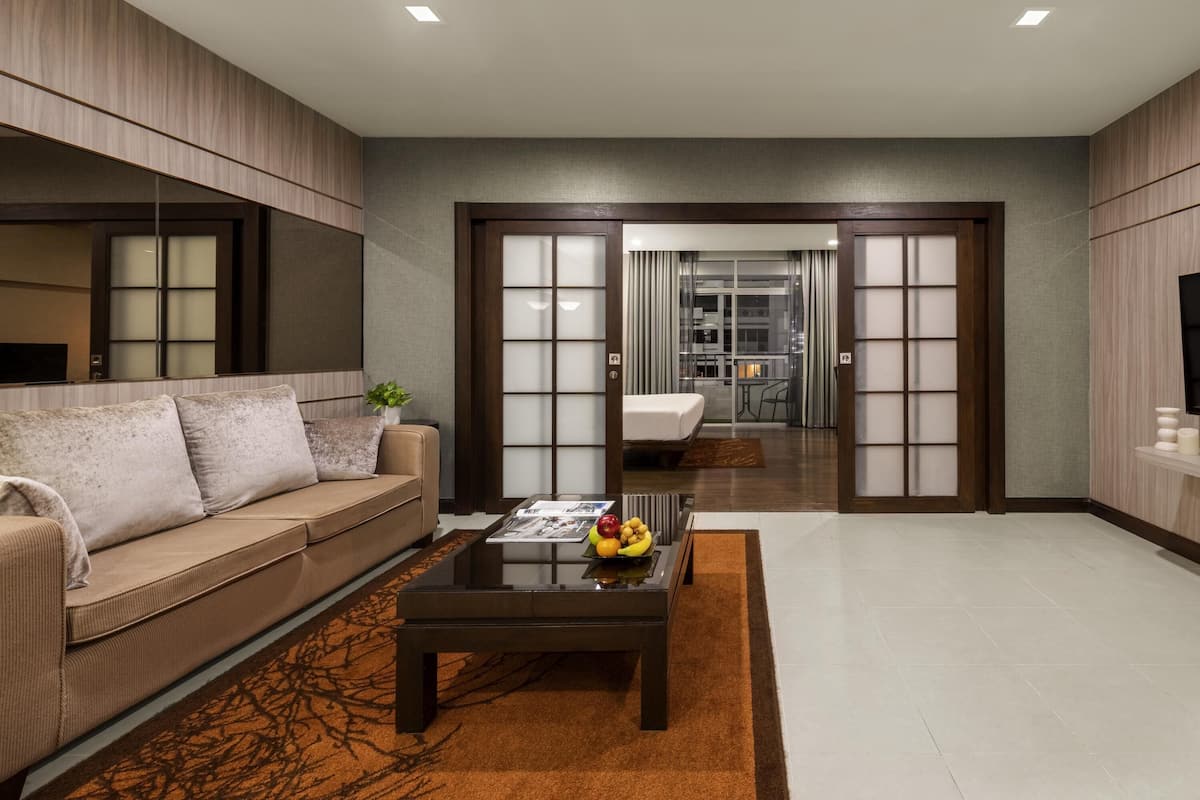 Deluxe Suite, 1 King Bed, Balcony