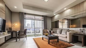Executive Suite, 1 King Bed, Balcony | 1 bedroom, in-room safe, desk, soundproofing