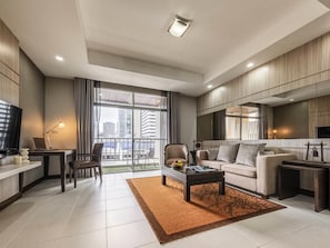 Executive Suite, 1 King Bed, Balcony | 1 bedroom, in-room safe, desk, soundproofing - Grand Mercure Bangkok Asoke Residence (Bangkok)