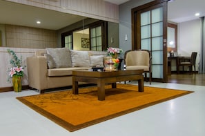 Deluxe Suite, 1 King Bed, Balcony | Living area