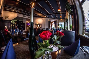 Melayani sarapan, makan siang, makan malam; dengan santap malam alfresco