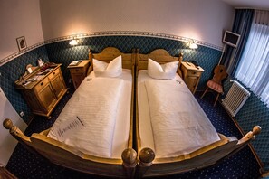 Quarto casal standard | Cofres nos quartos, escrivaninha, cortinas blackout, berços grátis