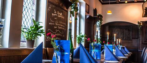 Breakfast, lunch, dinner served; international cuisine, alfresco dining